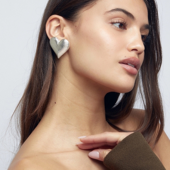 NWT Heaven Mayhem Similar Large Heart Earrings - Picture 7 of 9